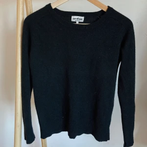 Soft goat tröja - Intressekoll på den här svarta tröjan från Soft goat i 100% kashmir. Köpt på Arkivet och hade ett hål på armen redan då jag köpte den utan att jag märkte det:) Stl S, passar XS
