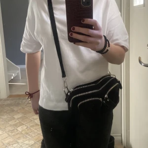 Väska  - Säljer min jättefina väska från Gina tricot. Det tillkommer två band ett lite längre och ett kortare som finns på bild 2❤️ Säljer för 200+ frakt❤️