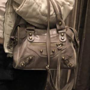 Balenziaga liknande handväska i lilla modellen