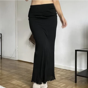 Svart lång kjol  - Super fin kjol och väldigt skönt matrial!👌🏼