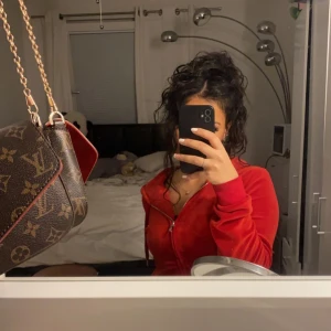 RÖD juicy couture sett - Hej jag nu säljer jag mitt juicy sett igen efterssom mitt gamla konto är borta den är köpt på NK götebort för 2300 kr i december den är använd MAX 3 gånger, kvitto finns , säljer den pga färgen den passar inte mig st S på båda ,mötas upp,frakta