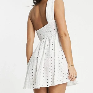 Vit klännign - En klänning som aldrig är använd då jag inte skickade tillbaka den i tid och säljer därmed. Köparen står för frakt