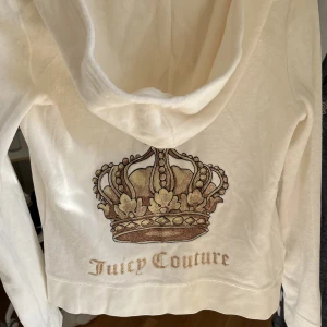 Juicy hoodie - Gammal vit juicy hoodie som inte längre finns att köpa! Den är i väldigt bra skick och är knappt använd. Ganska liten i storlek skulle säga att den passar en xs men även s. Frakt tillkommer💘💘