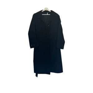 Vintage trenchcoat  - Perfekt vintage skick inga som helst brister. Storlek 44 på lappen sitter som en herr large. Se andra bilden för att se hur den sitter på mig som e ~180cm