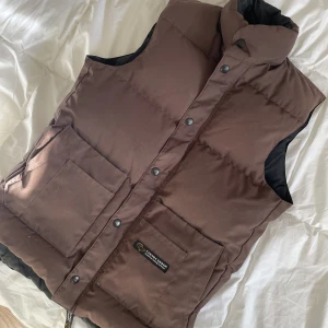 Canada Goose väst  - Väst från Canada Goose i fint skick. Stl xxs.  Storlekarna i dessa är lite större, så skulle säga att det är mer som en xs/s. 