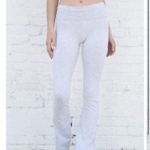 Säljer nu dessa superfina yoga pants i storlek Xs/s och använda 1 gång❤️‍🔥LÅNAD bild