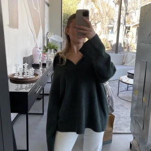 Stickad tröja - Superfin stickad tröja från zara. Oanvänd då den är något för stor för mig (160cm lång). Nypris 399kr säljes för 220kr🤍