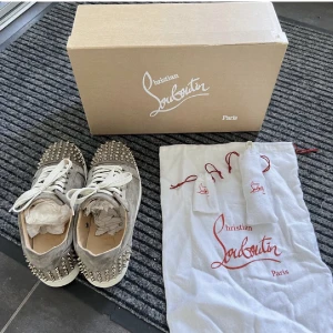 Christian Louboutin  - Säljer ett par riktigt fräscha loubs som är perfekt för dig som vill ha ett par feta skor nu i sommar. Säljer dom eftersom dom va försmå. Använd max 5 gånger, Absolut i nyskick! Storlek 41 men passar 42! Låda,Dustbag,5nitar samt extra snören medföljer!