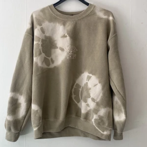 Urban outfitters tröja - Väldigt fin, använd ett fåtal gånger men ändå i väldigt bra skick. Säljer den endast då den inte kommer till användning längre. Har inte upptäckt några defekter.  Köpare står för frakt🥰