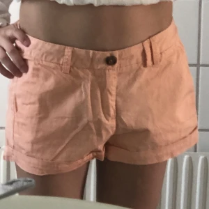 Shorts - Supercoola och somriga aprikosfärgade shorts! Väldigt bekväma men ändå lite kostymkänsla på dem 💕 köparen står alltid för frakt 🤗