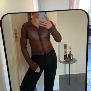 Snygg mesh-skjorts - Otroligt material! Väldigt mjukt och skönt med mycket stretch☺️ supersnygg!
