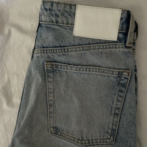 Ljusblå ”avklippta” jeans från Zara - Säljer dessa jeans då de är för korta för mig som är 173 cm lång. Jeansen har en avklippt modell och är nästan aldrig använda.