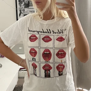 Vit t-shirt med tryck från H&M - Säljer denna då den inte kommer till användning.