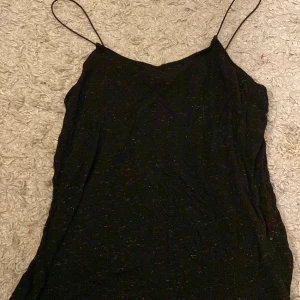 Tunnt spräckligt linne - Vanligt tunnt linne med små glitter spräcklor från VERO MODA i strl S