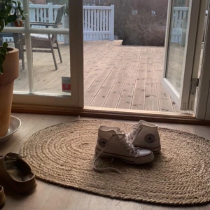 Vita Converse😽😍 - SÅ SNYGGA VITA CONVERSE😍😍alltså helt perfekta nu till våren/sommaren😽😽 bra skick!!❤️