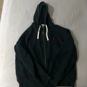 Polo ralph lauren zip hoodie - Polo ralph lauren zip hoodie. Köpt för 1600kr. Knappt använd då den var för stor för mig. Strlk L.
