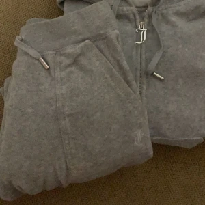Juicy couture byxor  - Säljer mina juxiy couture byxor i färgen silver marl eftersom att dom ej kommer till användning🫶🏼🫶🏼 säljer även koftan till byxorna i en annan annons ifall intresserad☺️ priset går att diskutera! 
