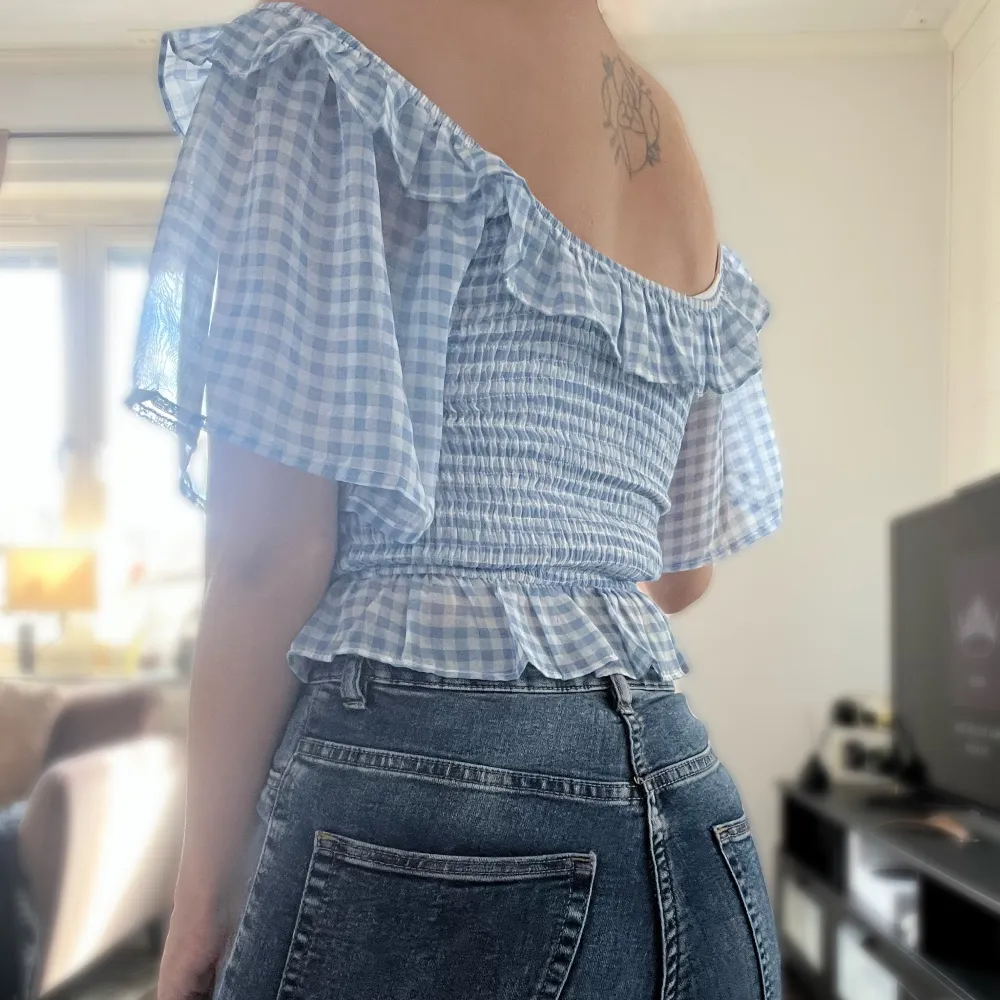 Söt topp med volanger och off-shoulder stil! Använd ca 2-3 gånger!. Toppar.