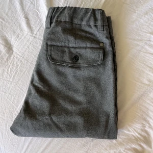 Dressman tygbyxor - Slim fit, mörk gråa tyg byxor i väldigt bra skick. Har endast haft på mig dem en gång. 