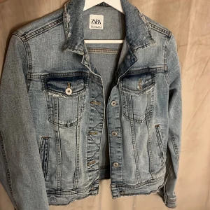 Blå jeansjacka  - Blå jeansjacka från zara storlek S. Aldrig använd🤍