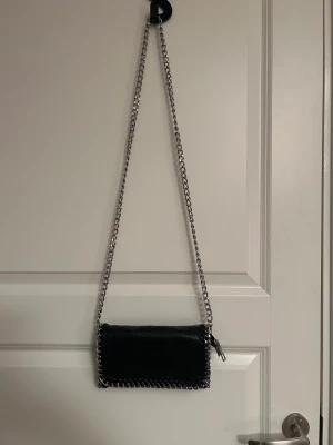 Handväska tiamo  - Säljer min tiamo väska i minska storleken, i bra skick.