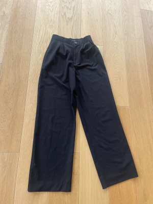 Kostymbyxor oversized - Kostymbyxor från zara. Sitter jättesnyggt i midjan, benen är ”bagy” och långa 🌸