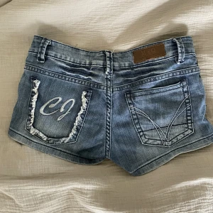 Lågmidjade shorts  - Endast Swish, kan prutas   Vintage shorts från M&Q jeans. Köpta här på Plick men säljer pågrund av att de är försmå. Skulle säga att de är xs/s står ingen storlek. Skriv gärna om ni vill ha midjemått osv💕