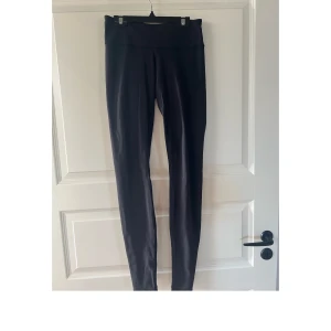 Träningabyxor  - Träningstights ifrån lululemon storlek 2 vilket är ungefär samma som en XS/S. Använda fåtal gånger och då till vardags inte under någon typ av träning. Nyskick förutom att märket på baksidan fadeats ut vid tvätt. Nypris 1199 kr. Köparen står för frakten. 