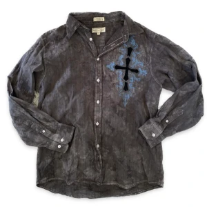 Skjorta med kors - Cool skjorta😍😍lite melerad. Strlk L. Inte märkt några defekter