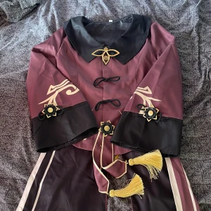 cosplay - HuTao cosplay köpt från amazon, har behövt sy några knappar men annars så är den i fint skick!