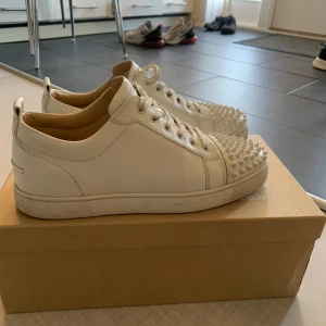 Christian Louboutin  - Extremt fint skick lite skitna på bild. Finns inga skador alls og medföljer. Hör av er om ni har några frågor Mvh Alex Carlsson 