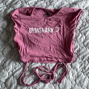 Gymshark topp - Nästan aldrig använd gymshark träningstopp med snörning.