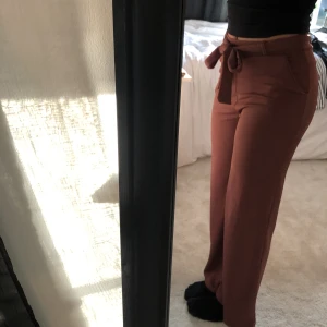 Kostymbyxor  - Superfina kostymbyxor i mörkrosa med knyte, från Nelly i Xs💖