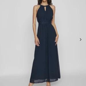 Balklänning - Superfin mörkblå balklänning från Vila, storlek 34, endast använd en gång. 