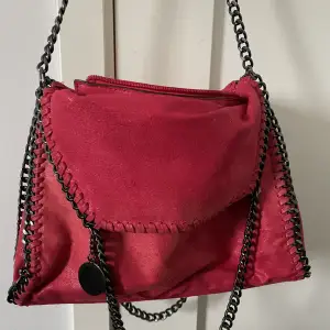 Cool röd väska som är rymlig och i nyskick 