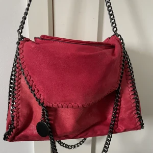 Röd väska  - Cool röd väska som är rymlig och i nyskick 