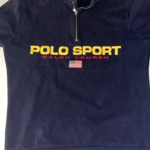 Ralph Lauren half-zip  - Säljer denna half-zip tröja då den är för liten. Skicket är väldigt bra och är endast använd ett fåtal gånger.  Nypris 800kr