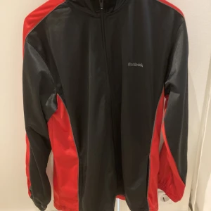 Rebook tracksuit - Köpt på humana för ca 2 år sen kanppt använd då den är för stor för mig 