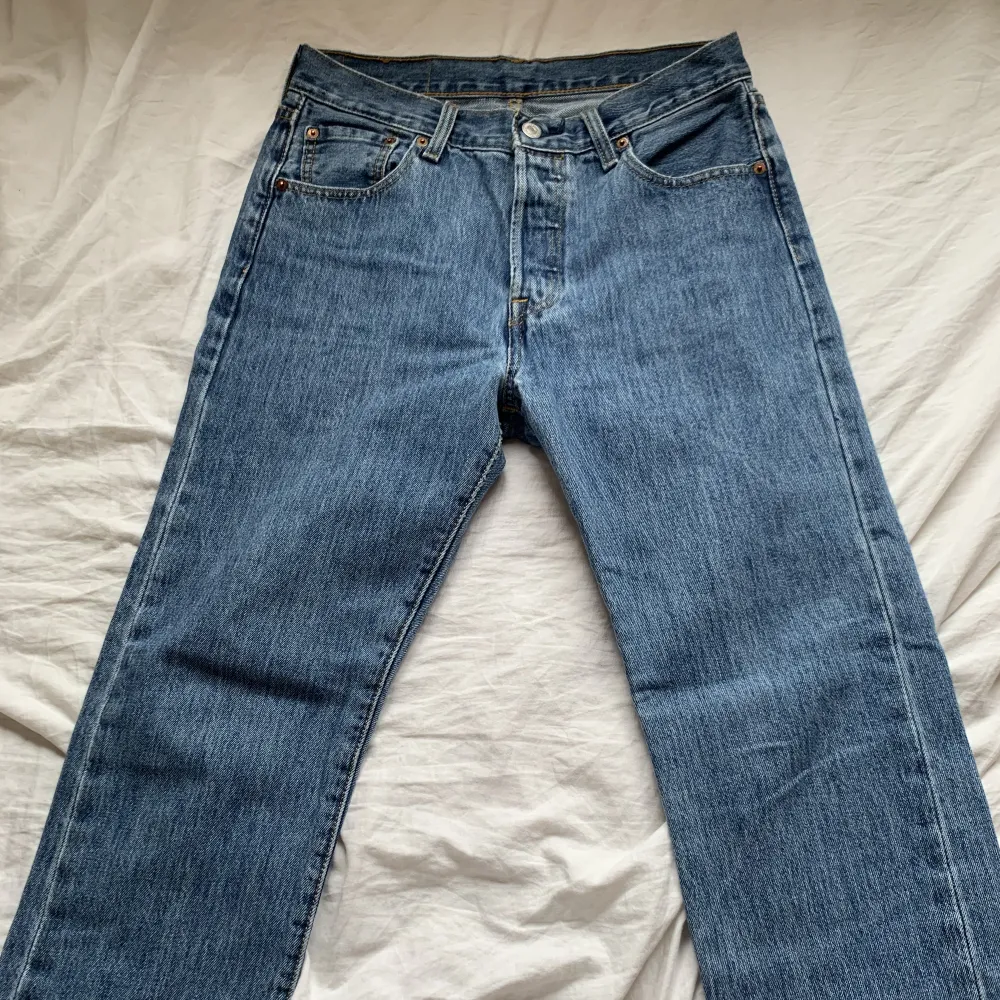 Ett par Levi’s 501 i mycket bra skick🫶🏻 säljer då dom tyvärr är för långa på mig som är 155🙁. Jeans & Byxor.