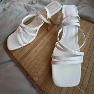 bershka klackskor - Skor köpta på zalando från bershka Storlek 38  Använda en gång, dom är i bra skick!   Köpta för ca 600kr