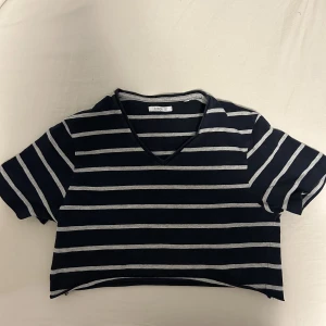 Topp - Randig super snygg topp/magtröja i väldigt bra skick. (tryck INTE på köp nu) köparen står för frakt. För fler bilder skriv till mig 💕