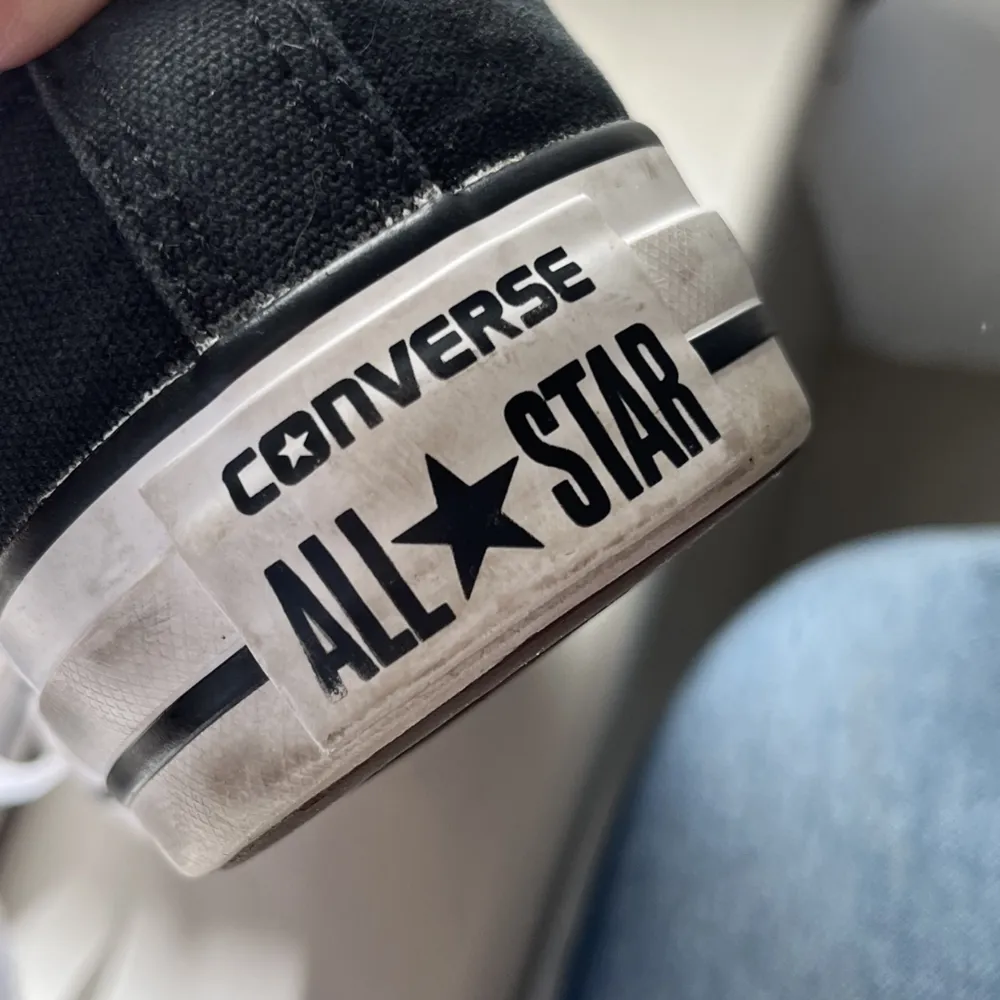 Svarta låga Converse i bra skick, andvänd ca 2 gånger men köpta secondhand🤍  kontakta för flera bilder☺️. Skor.