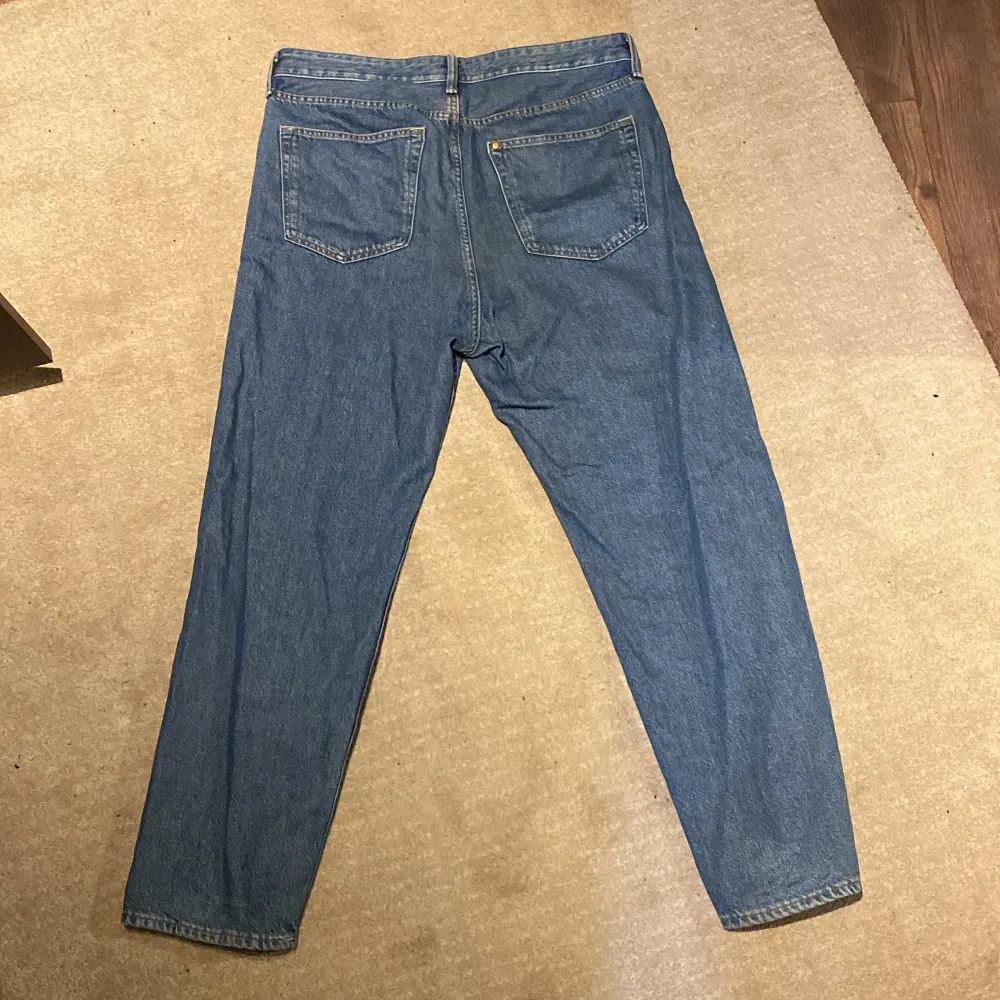 Ett par mörkblåa Jeans strlk 36/32 (aldrig använda). Jeans & Byxor.