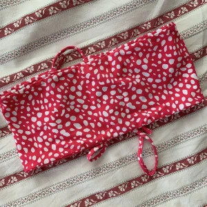 Bikinitopp - Supersnygg bikinitopp, använd några få gånger och självklart noga tvättad efter. Storlek L, passar även andra storlekar då man knyter den själv 💓