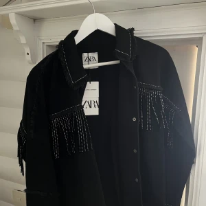 Jacka - Säljer denna jacka från Zara, helt oanvänd med lappen kvar. Köpte för två år sedan men glömde att lämna tillbaka. Storlek XS men passar även större.