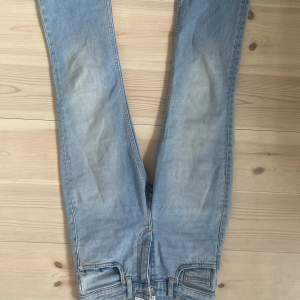 Ett par ljusblåa jeans som är straight/bootcut i modellen. Anväd några gånger men i bra skick. Säljer pågrund av att dem är för små. 