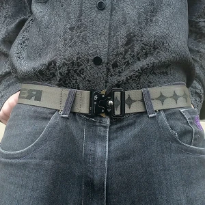 Rollercoaster bälte R3YX - Ett supersnyggt silverbälte ifrån det amerikanska märket R3evaluate. Det är både bra kvalité och det passar till nästan vad som helst. Enda anledningen jag har att sälja det är att jag har 2! Det är knappt använt och kostade 500kr nytt. Storlek justerbar.