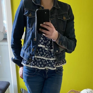 Jeans jacka - Jättefin jeansjacka i färgen mörkblå. Passar jätte bra till våren och har endast används ett fåtal gånger💕