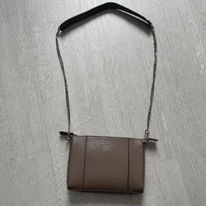 Guess väska - Väska från guess. Väl använd och det finns även tecken på att den har använts. 