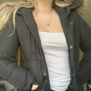 Hollies jacka  - Hollies jacka, skulle säga att den är mer som en 36a än 38a, behöver tvättas 